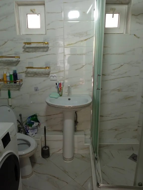 Домик с видом на лес и на море