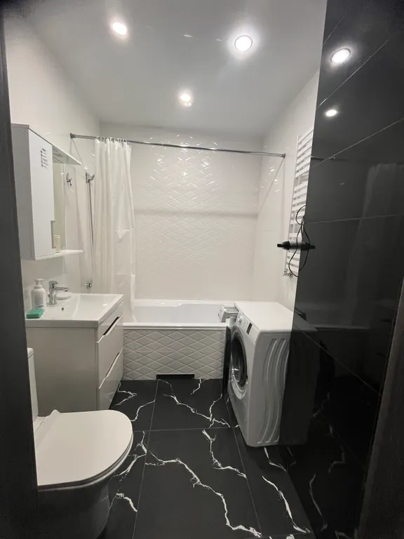 Квартира с видом на дом с часами