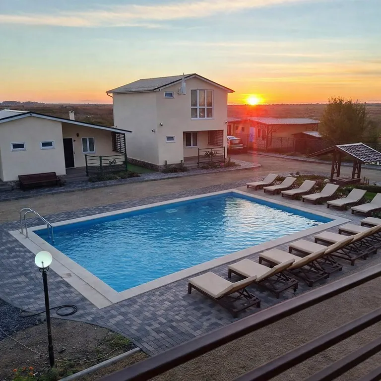 Домик у пруда рядом с Азовским морем