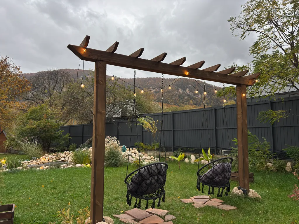 Дом афрейм с видом на горы и пруд