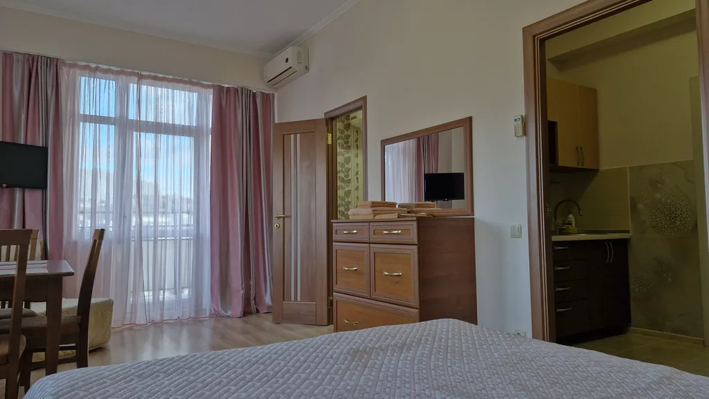 Свежая 1-комнатная квартира с дизайнерским ремонтом — аренда посуточно в Алушта