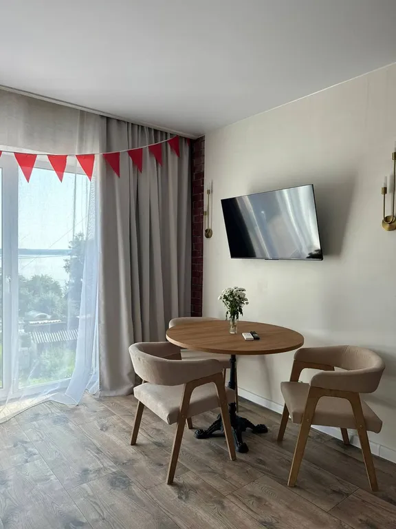 Гостевой номер с видом на озеро и Иверский монастырь