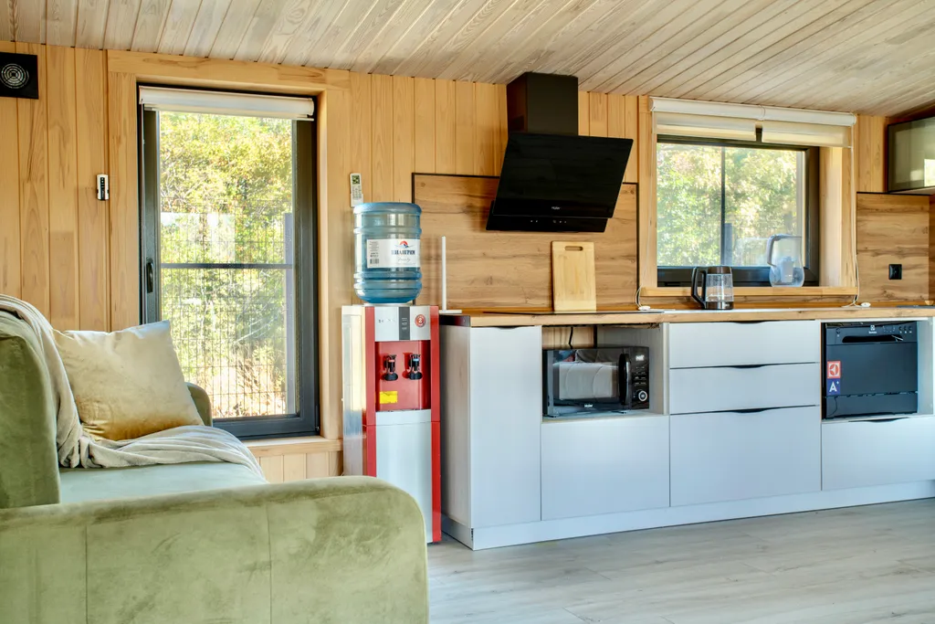 Уютный деревянный дом возле моря