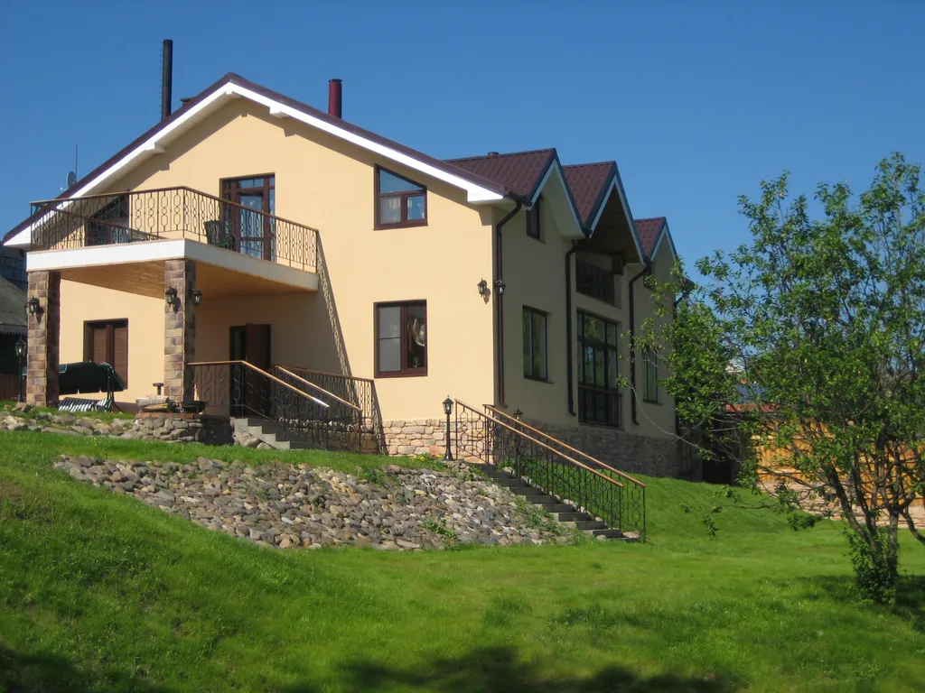 Дом на берегу волги, с видом на затопленную колокольню