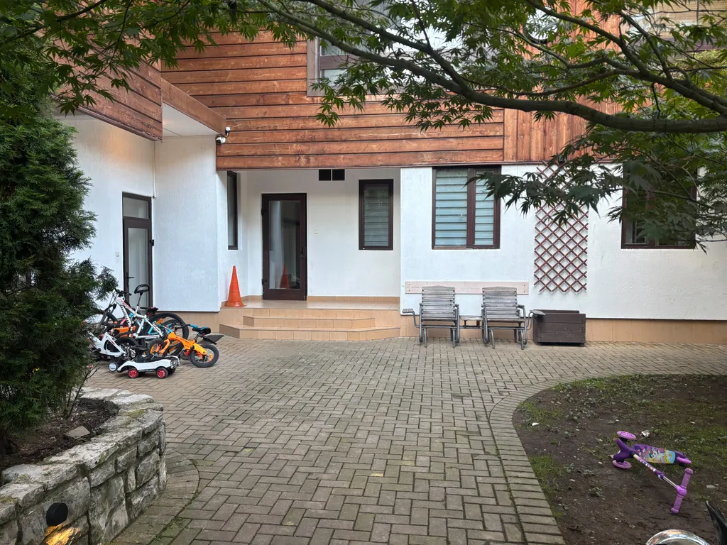 Квартира отдельной спальней и балконом в центре Поляны