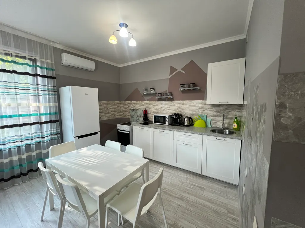 Большой дом с бассейном