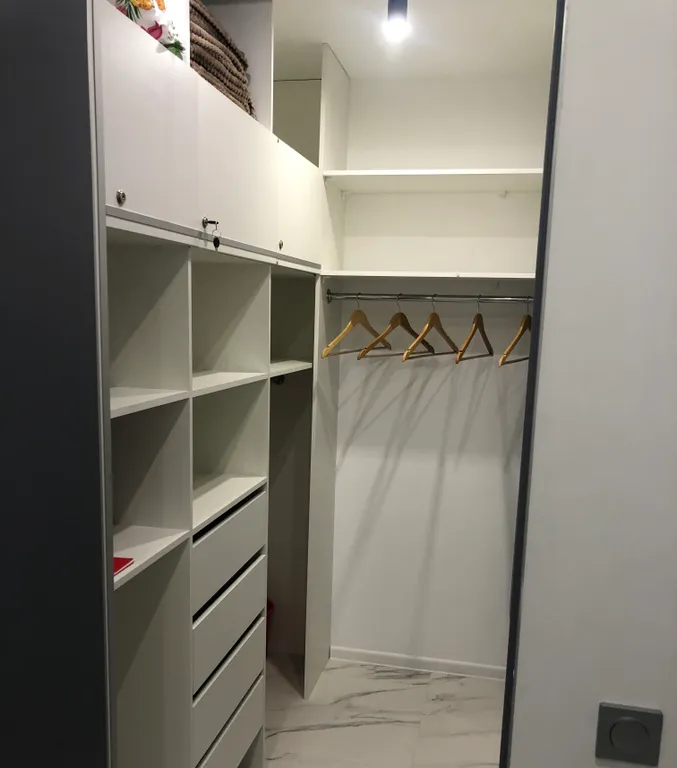 Стильная студия с ванной у панорамного окна и видом на горы