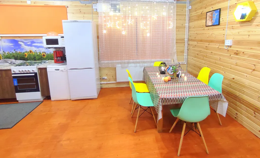 Просторный коттедж у озера с шикарным видом для большой компании