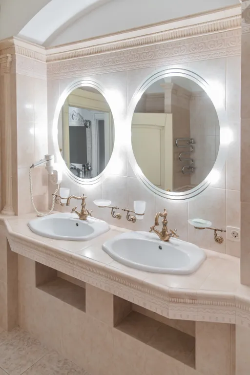 Трёхкомнатные апартаменты в центре с видом на море