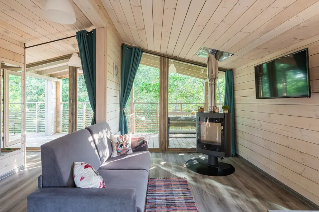 Коттедж с камином и большой террасой