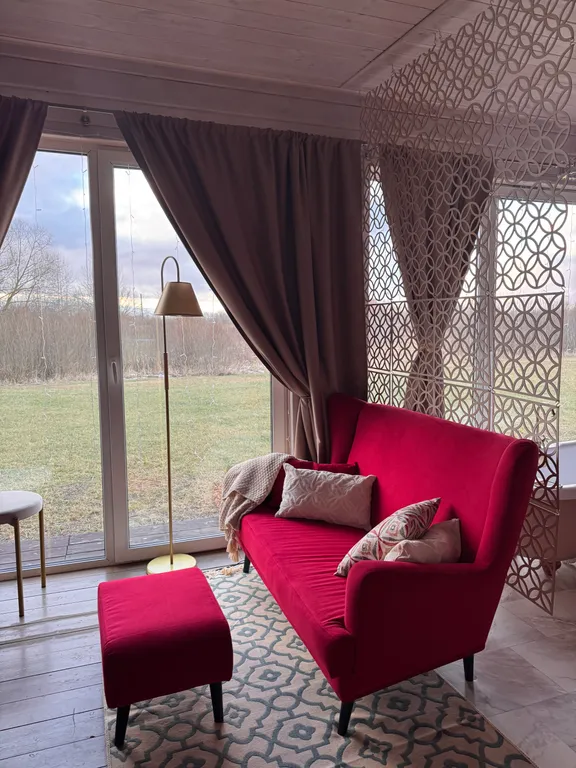 Яркий дом с ванной у панорамного окна