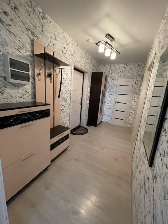 Евротрешка с видом на горы и лес