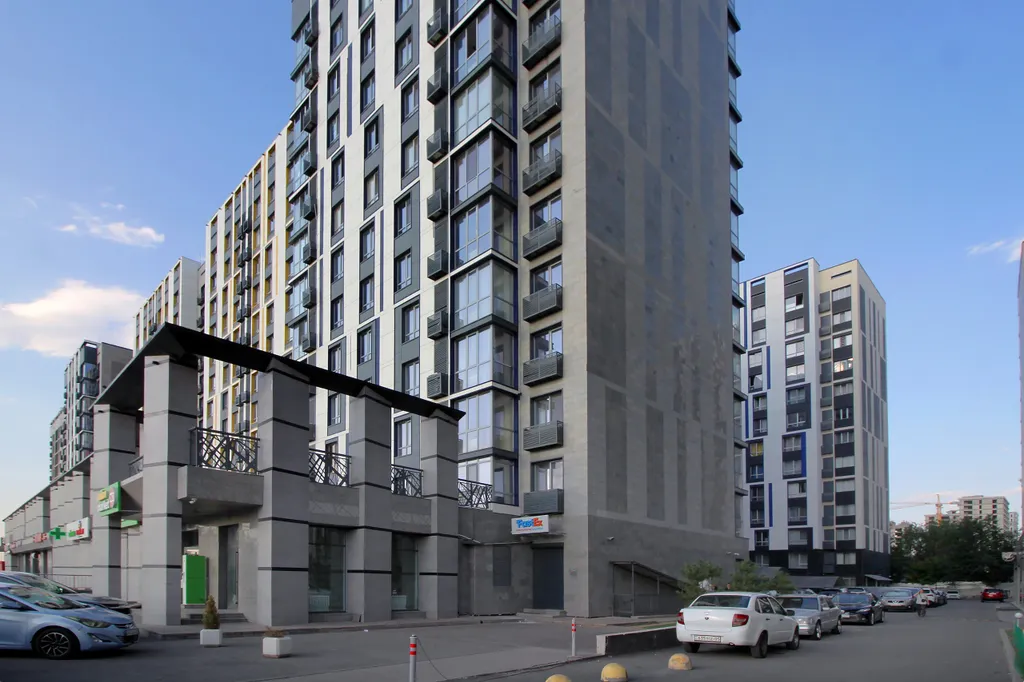 Comfort Gray у метро в центре города