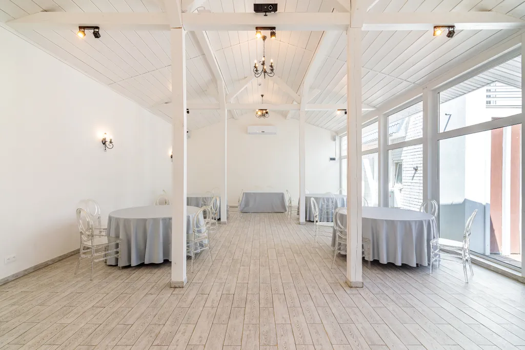 Совершенно новый дом на берегу озера с верандой и русской баней