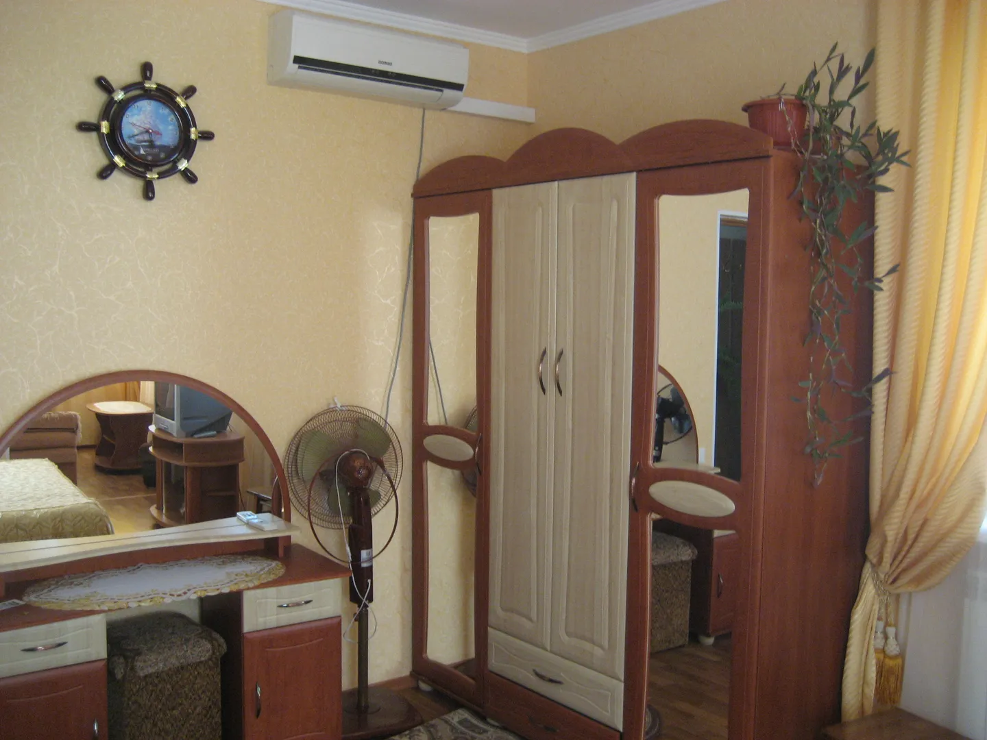Спальная комната с мебелью. Справа балкон (видно в отражении зеркала)