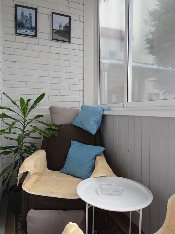 Рядом с ж/д вокзалом и  королевской усадьбой Станиславово.