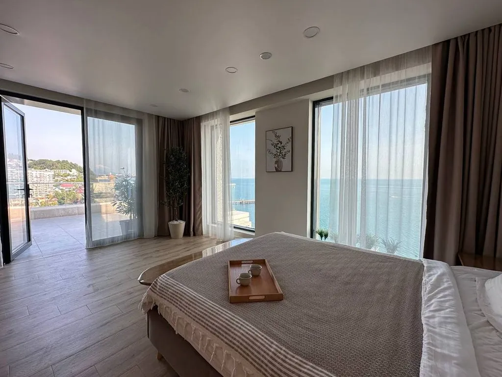 Огромные апартаменты с прямым видом на море и террасой 40 кв. метров