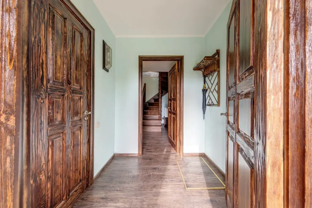 Загородный дом с бассейном и бильярдной