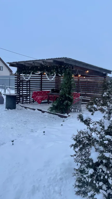 Дом, баня, чан и бассейном во дворе