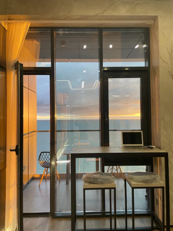 Романтичная студия в стиле лофт с прямым видом на море