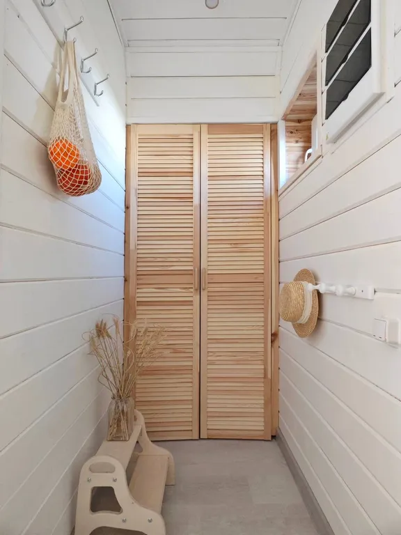 Стильный треугольный дом с видом на лес