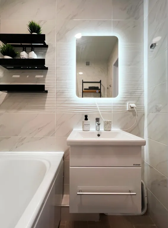 Стильная квартира-студия в яркой цветовой гамме с видом на бассейн