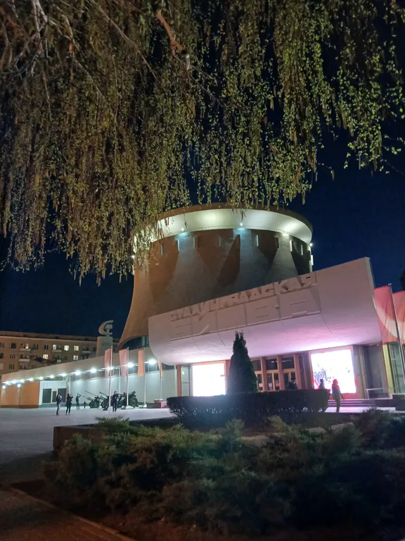 Жизнь с видом реку: огромная лоджия с панорамным остеклением в пол!