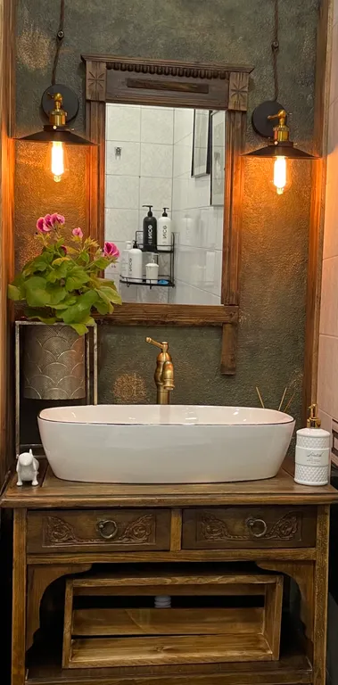 Старинный дом с двориком в центре