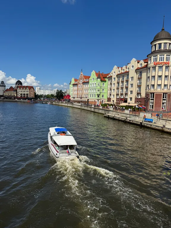 Золотая бухта с видом на реку