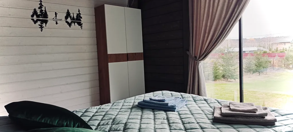 Дом у реки в сосновом лесу