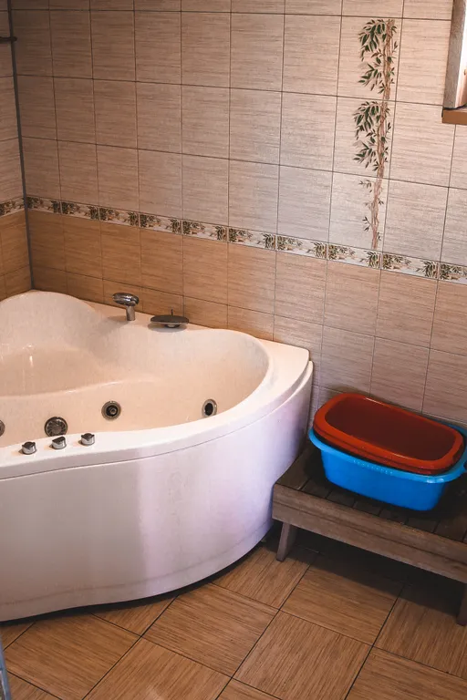 Дом у озера из натурального дерева