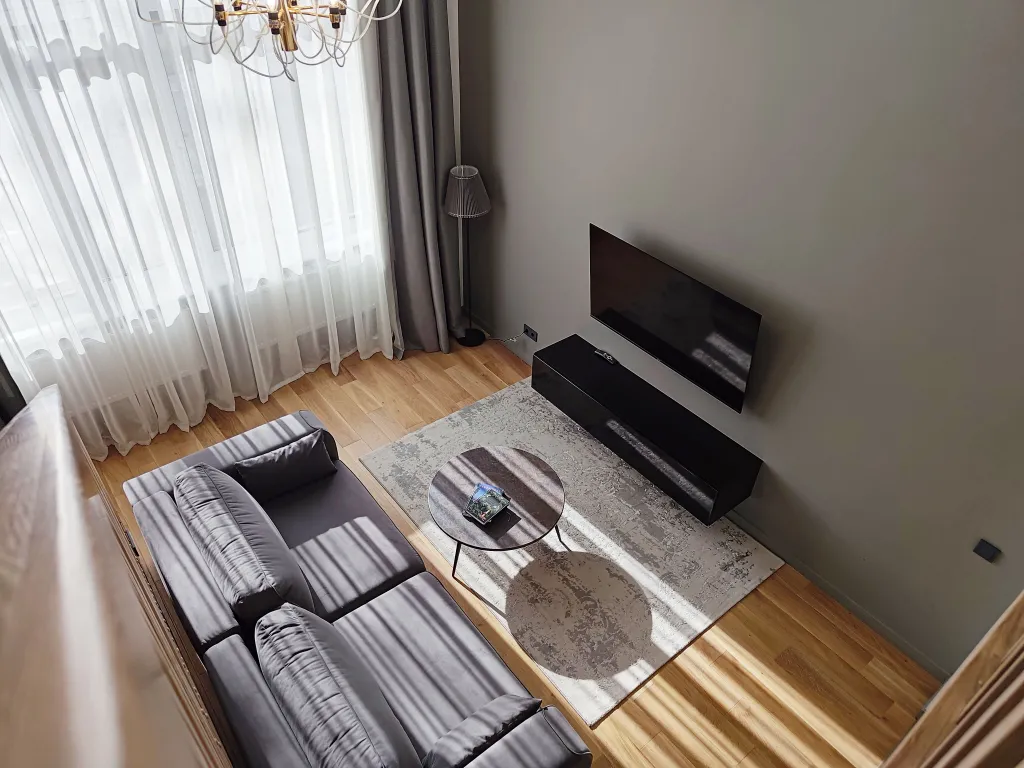 Дизайнерский двухуровневый апартамент с панорамным окном