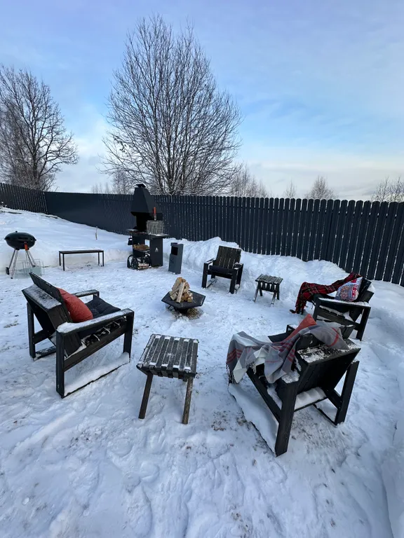 Дом на холме у леса