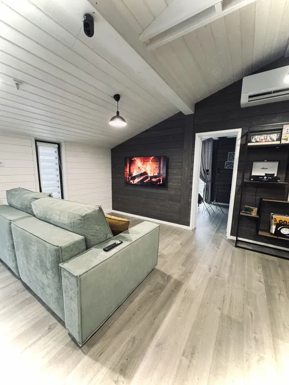 Дом у реки в сосновом лесу