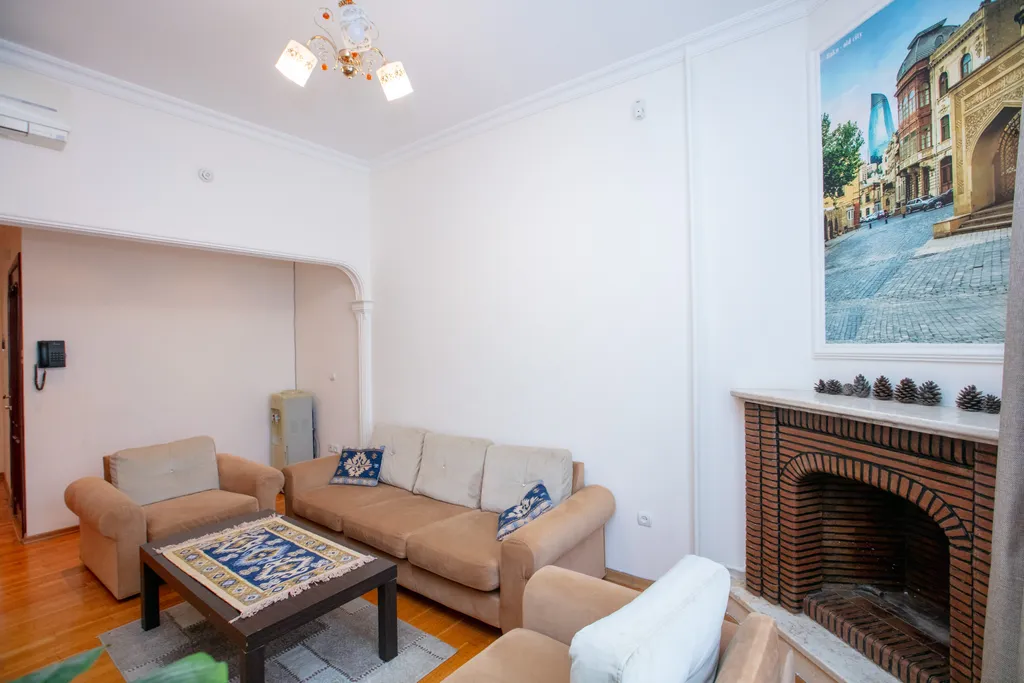 Большие семейные апартаменты Hatefi 4+1 в историческом центре Баку