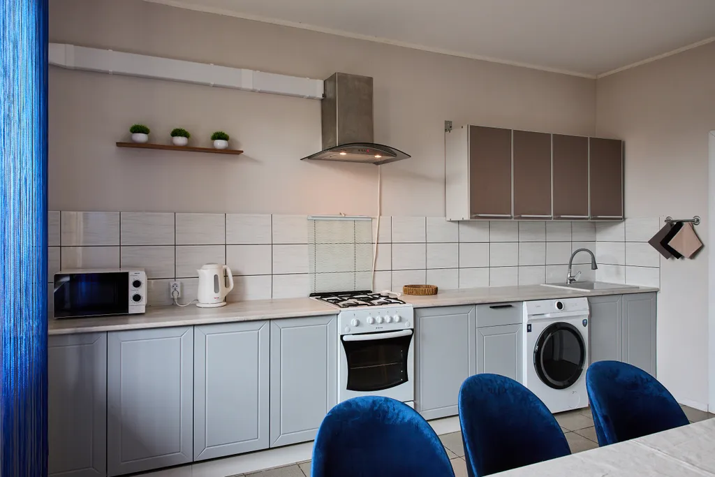 Дом с видом на монастырь