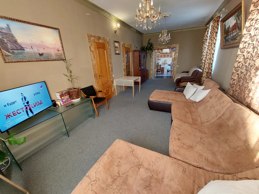 Коттедж с гостиной и столовой