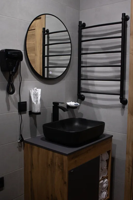 Горный домик с видом на горы и реку