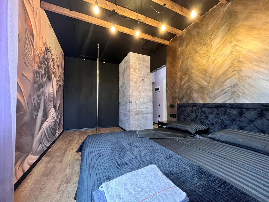 Стильная квартира с пилоном