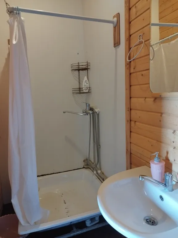 Деревянное шале с видом на море