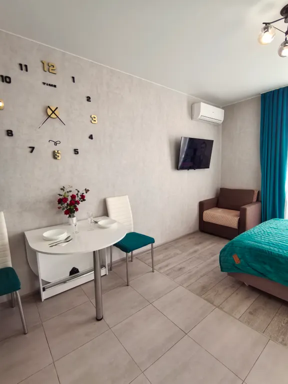 Студия с видом на город