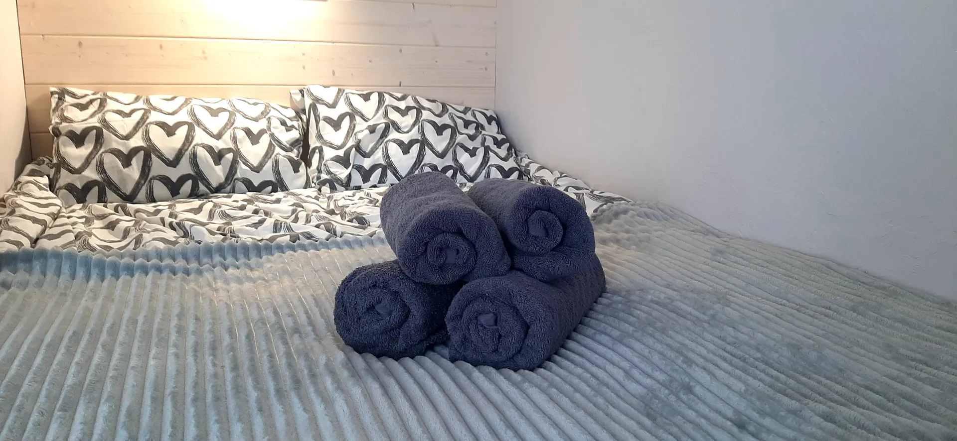 Мягкие полотенца и подушки разной высоты для вашего удобства