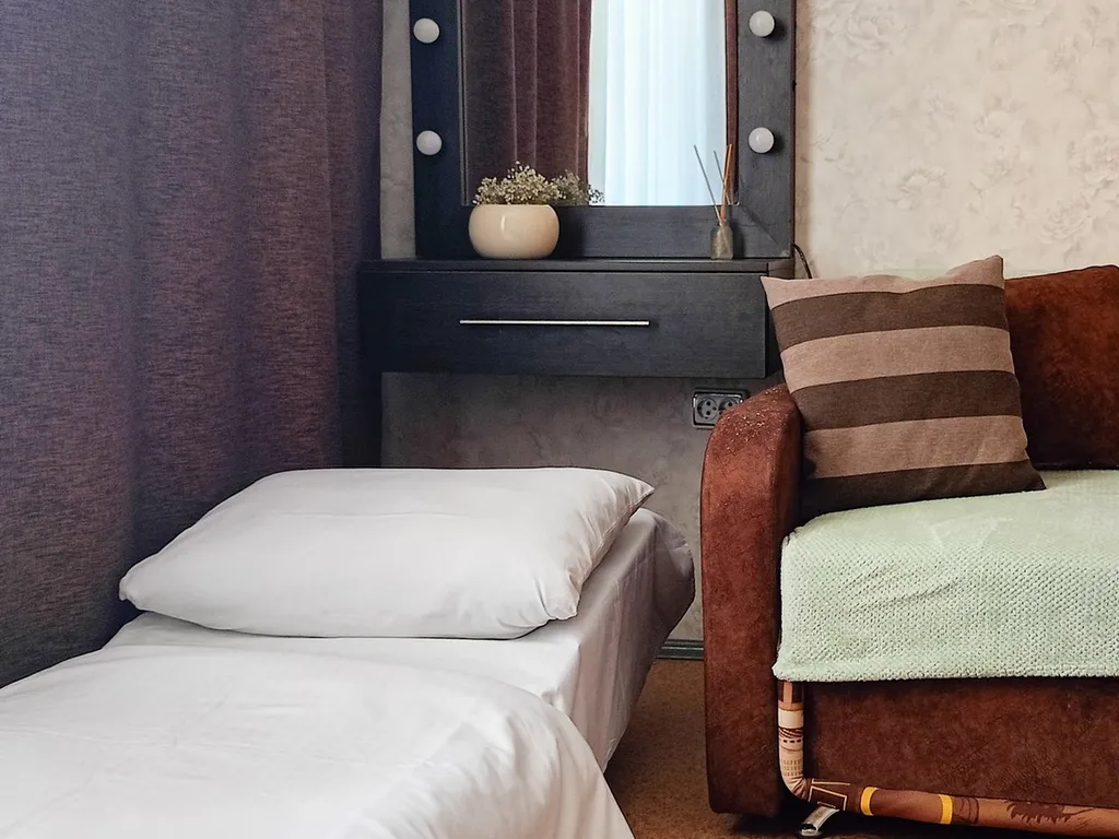 Квартира рядом с БАМиЖТ, Светофор и ЖД больницей