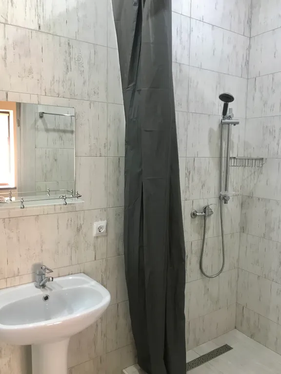 Двухместный номер в частном доме с бассейном, летней кухней