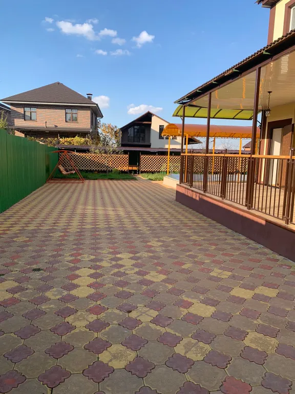 Двухэтажный дом с бассейном, верандой и видом на горы