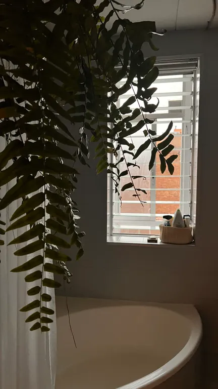 Уютная комната с балконом в центре