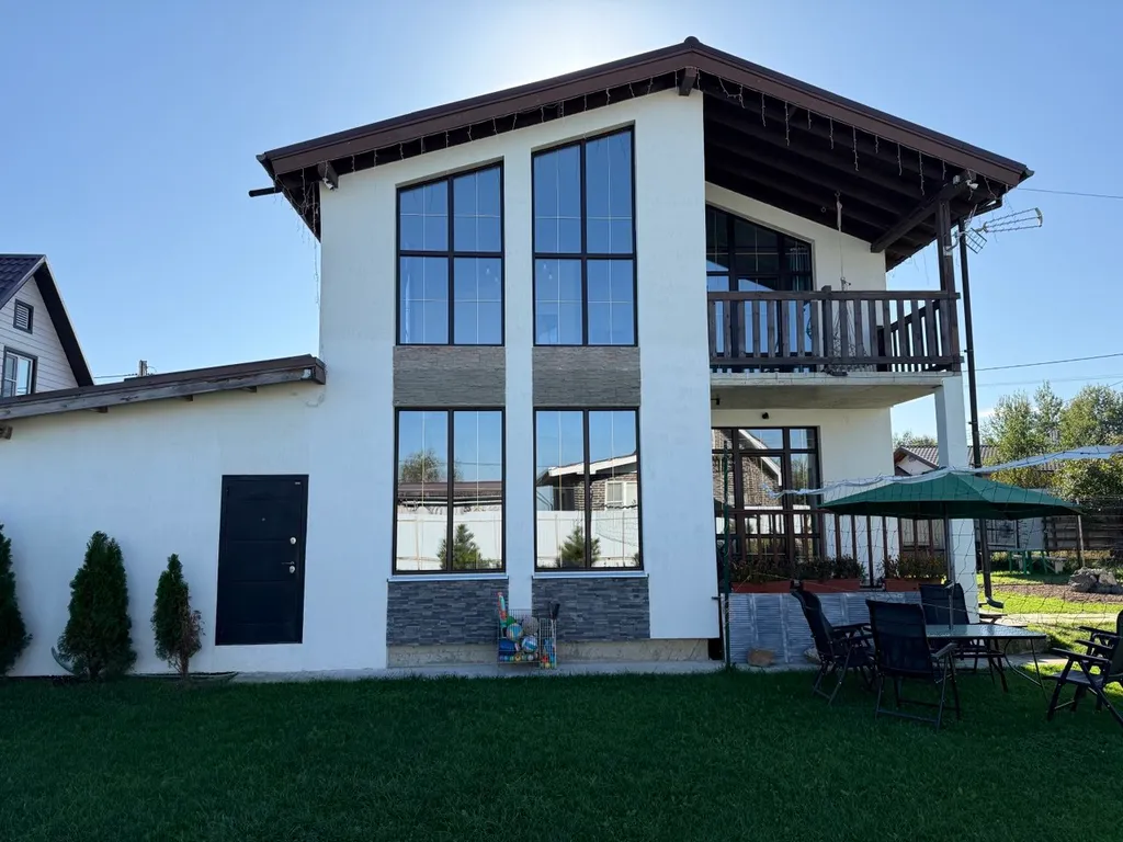 Большой уютный дом с камином