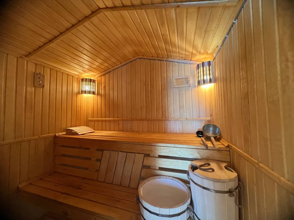 Стильный барн в соснах