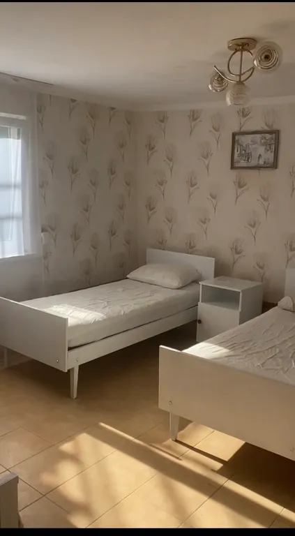 Трёхместный номер на 1-м этаже с кондиционером и общим санузлом