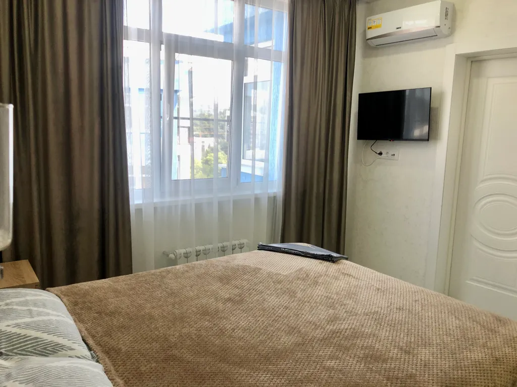 Квартира с отдельной спальней в 15 минут от моря